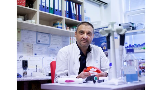 Андрей Чорбанов е един от малцината учени у нас, които разбират от ваксини. 
СНИМКА: ВАСИЛ ПЕТКОВ