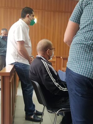 Кирчо Кирков (седналият) в съдебната зала