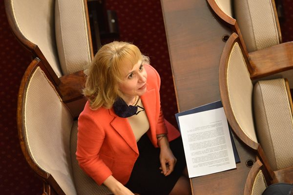 През юли омбудсманът Диана Ковачева атакува пред Конституционния съд пожизнено намалените пенсии.