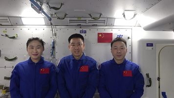 Екипажът на „Шънджоу -14“ празнува Националния празник в космоса