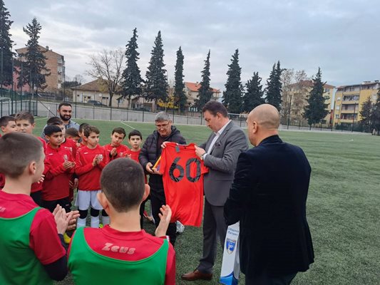 Кметът на Петрич Димитър Бръчков подарява тениски на малките футболисти.