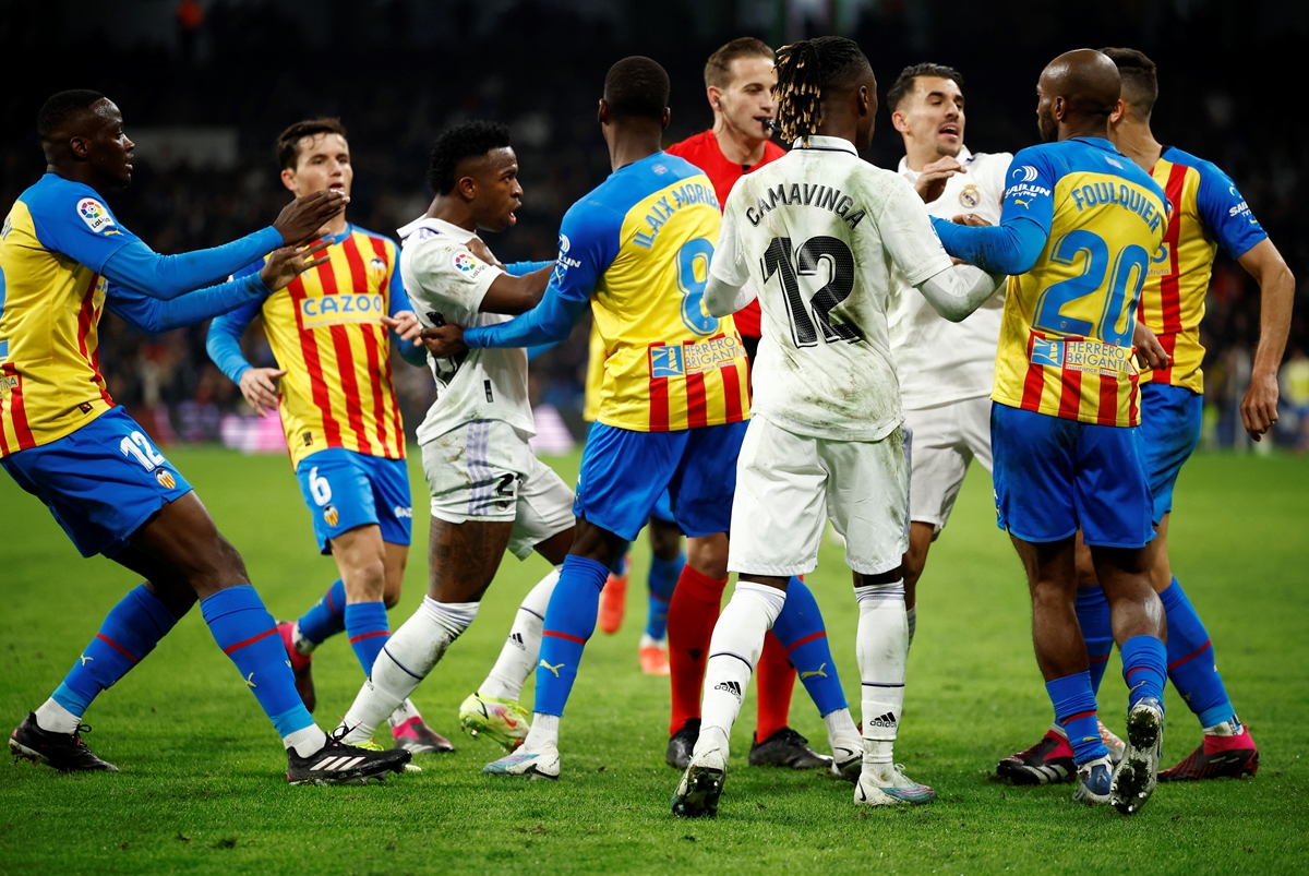 "Реал" загря за световното клубно с лесна победа, Бензема се контузи