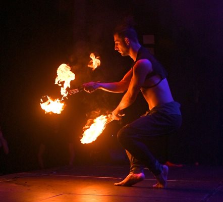 Огънят често присъства на сцената в спектаклите на Натали.
Снимка: Асен Великов