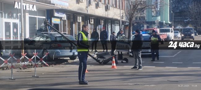 Кола отнесе светофар и се заби в аптека на централна улица в Габрово Снимки 4343