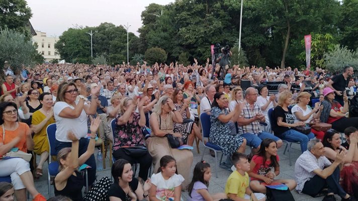 Толкова пълен площад Пловдив не помни от митингите в зората на демокрацията.