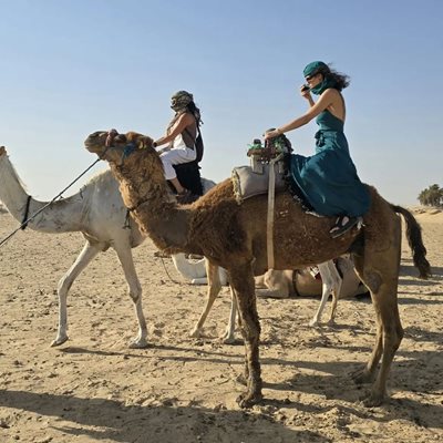 Актрисата в Сахара с дъщеря си и младите бедуини, техни водачи