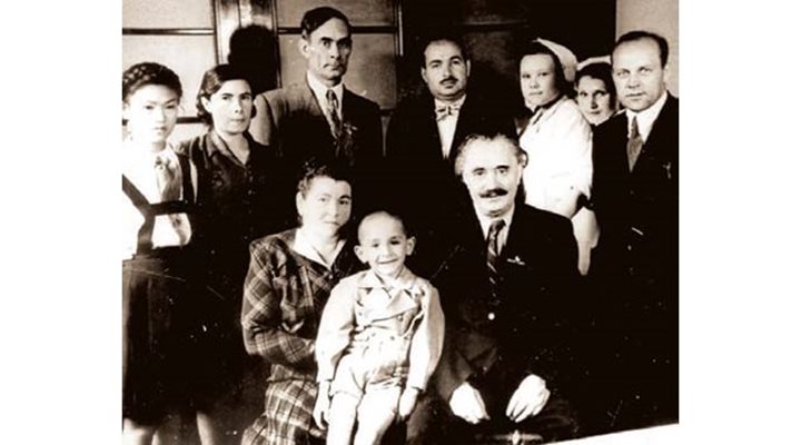 Семейна снимка за рождения ден на Георги Димитров - 18 юни 1946 г. Най-вляво е китайското момиче Фаня. Отзад са хората от обслужващия персонал на премиерското семейство.
СНИМКА: ЛИЧЕН АРХИВ НА БОЙКО ДИМИТРОВ