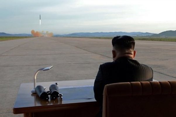 Според служител от американското правителство ядрен взрив над Тихия океан би бил "самоубийствен акт" за севернокорейския лидер Ким Чен-ун. СНИМКА : Ройтерс
