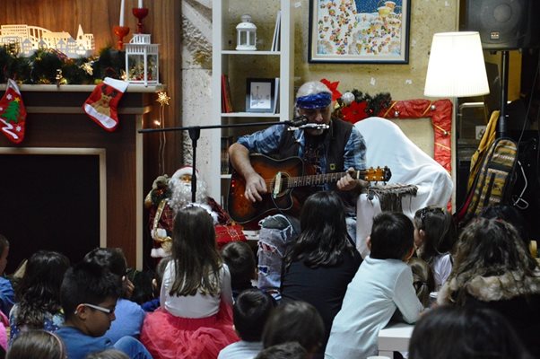 Васко Кръпката забавлява децата на Благоевград с приказки и песни.