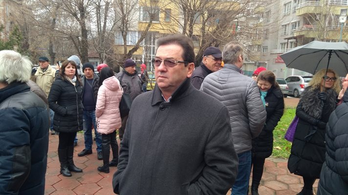 Общинският съветник Камен Шишманов е сред протестиращите.