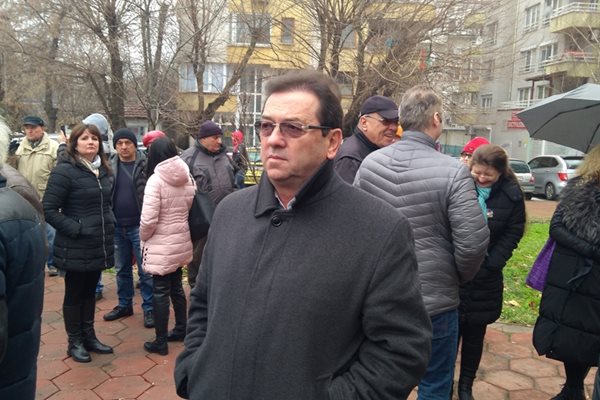 Общинският съветник Камен Шишманов е сред протестиращите.