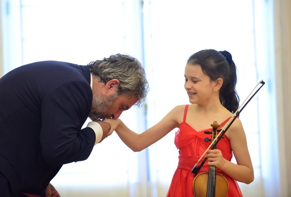 Тази година имаше отличия за млади таланти - министър Банов поздравява 8-годишната цигуларка Далия Чолакова.