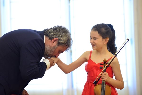 Тази година имаше отличия за млади таланти - министър Банов поздравява 8-годишната цигуларка Далия Чолакова.