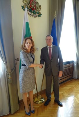 Вицепремиерът Марияна Николова се срещна с вицепрезидента на Европейската асоциация на хотелиерите и ресторантьорите Ван Мюлдърс. Николова отбеляза, че туристическият бранш допринася с около 12% за БВП на България.