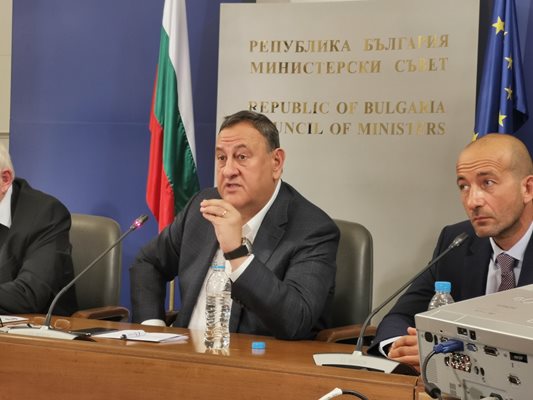 Председателят на КСБ Илиян Терзиев (вляво) и зам.-председателят на камарата Калин Пешов настояват да не се спират големите инфраструктурни проекти, защото те създават бързо голяма заетост.
 
