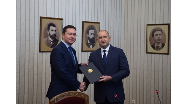 Предложеният за премиер от ГЕРБ Даниел Митов получи втория мандат от президента Радев.