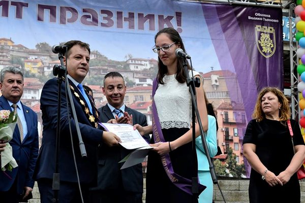 Даниел Панов връчва наградата "24 май" на Яница Стойкова