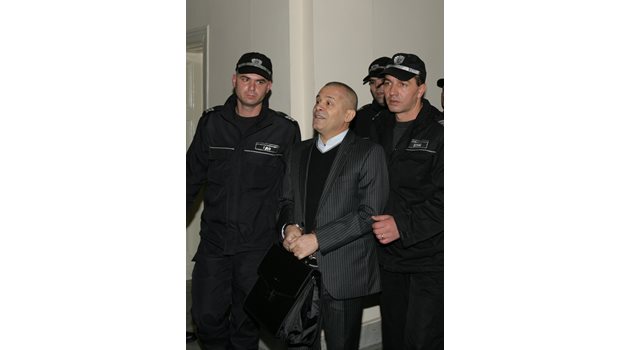 Полици водят Георги Вълев. Първоначално той бил в килия с още двама затворници, в която са открити два от джиесемите. Другите два са намерени при преместването му в друга килия.