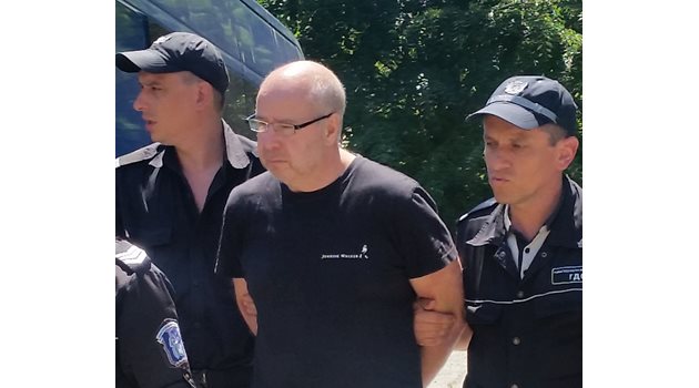 Ралф Сундберг влиза под конвой в районния съд в Несебър. Снимки:Елена Фотева