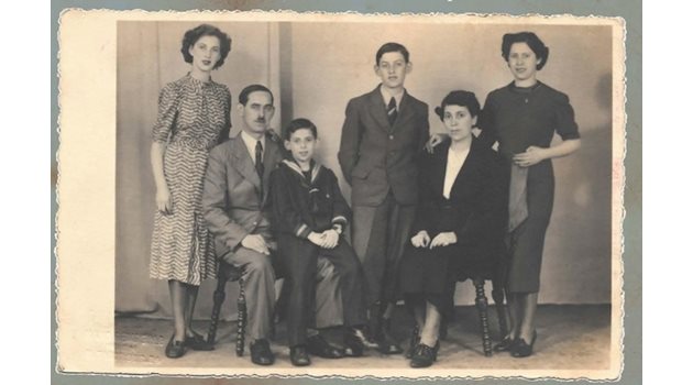 Виена, април 1938 г.: Херта, Густав, Курт, Фриц, Тини и Едит. СНИМКА: ПИТЪР ПАТЕН
