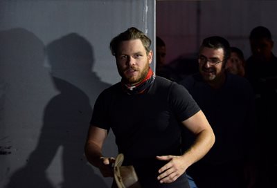 Jock Polfreiman leaves the refugee accommodation center in Busmantsi in the fall of 2019. Behind him is his lawyer Kalin Angelov.