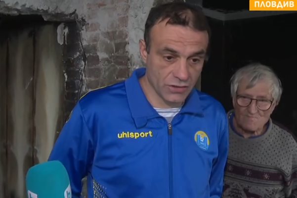 Футболистът Веселин Тосев в изгорелия си апартамент. Кадри: БиТиВи