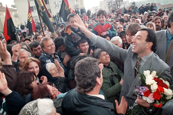 Привърженици на СДС поздравяват президента Петър Стоянов в началото на мандата му през 1997 г.