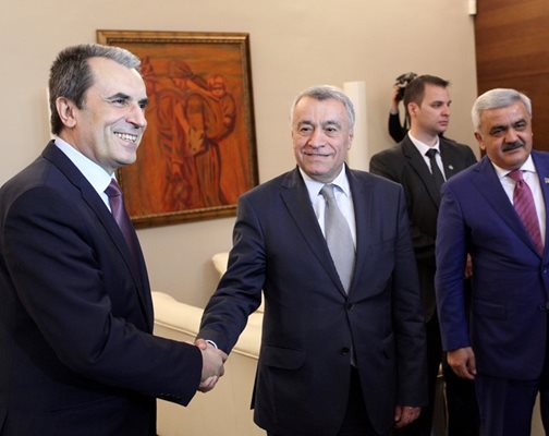 Премиерът Пламен Орешарски се срещна вчера с азербайджанския енергиен министър Натиг Алиев.