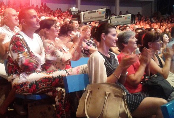 Драго Чая в екстравагантен костюм и Йорданка Христова изгледаха конкурсната програма заедно.