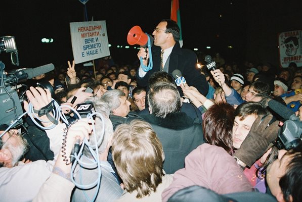 4 февруари 1997 г. - Петър Стоянов съобщава решението на Консултативния съвет