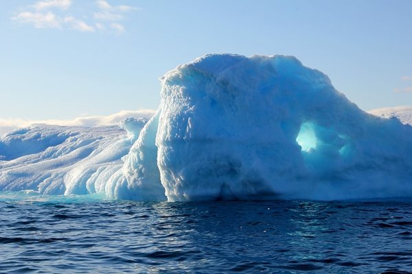 Топенето на ледовете в Гренландия е повишило нивото на моретата с 11 мм