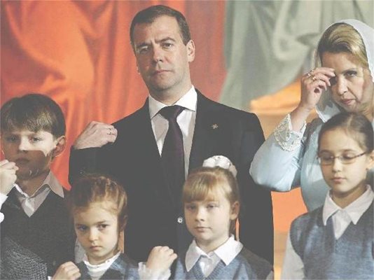 Президентът Дмитрий Медведев и съпругата му се кръстят на литургията в Москва.