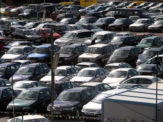 Цените на употребяваните автомобили паднали чувствително и имало изгодни оферти в момента. 
СНИМКА: КРИСТИНА ЦВЕТКОВА
