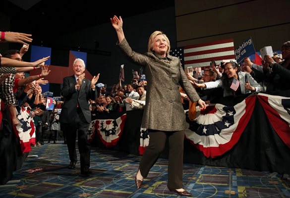 Хилари Клинтън и съпругът й Бил приемат овации след вота.
