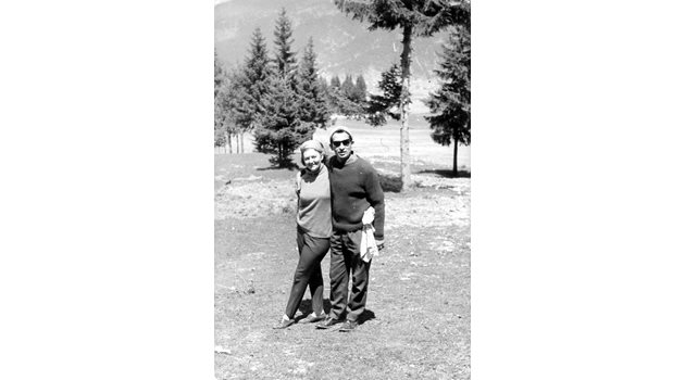 Двамата на разходка в планината в началото на тяхната любов. Женят се през 1962 г.
