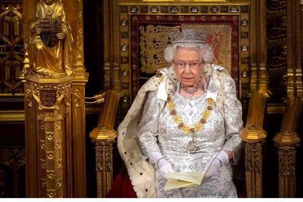 Британската кралица Елизабет Втора скъса с традицията и на церемонията за откриването на новата сесия на парламента днес беше с по-лека корона СНИМКИ: РОЙТЕРС