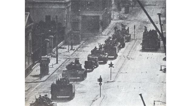 СМЯНА НА ВЛАСТТА: Танкове влизат в Атина след преврата.