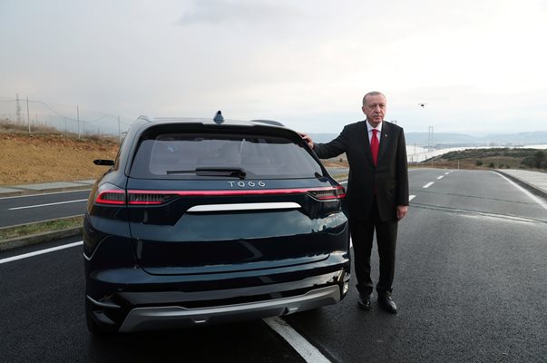 Президентът Ердоган позира до първия турски електромобил, който се очаква да започне да се произвежда от догодина.