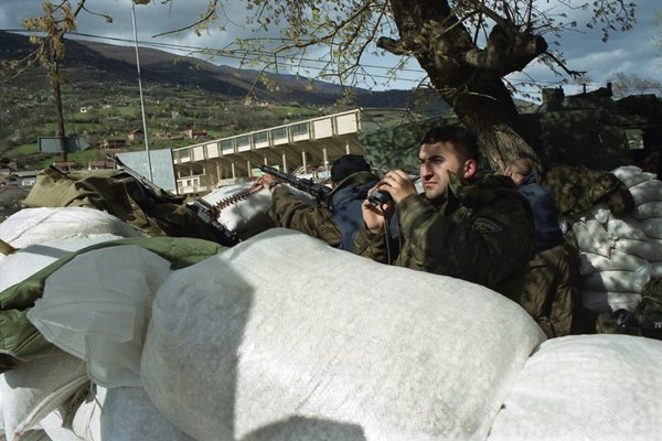 Криещи се зад белите чували, полицаите наблюдават за албанските бунтовници.
СНИМКА: ИВАН ГРИГОРОВ

