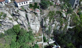 Опасни скали надвиснаха от Античния театър към Тунела в Пловдив