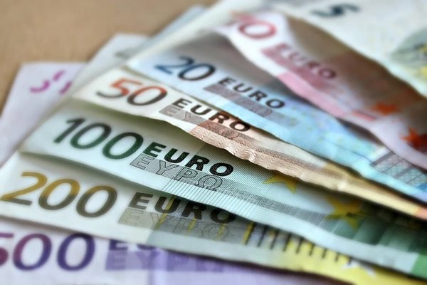 Еврото се задържа над паритета с долара