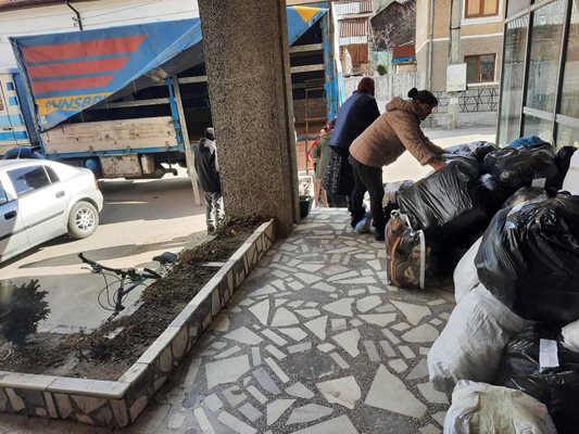 От Община Белица натовариха един камион и два буса с помощи за пострадалите в Турция.