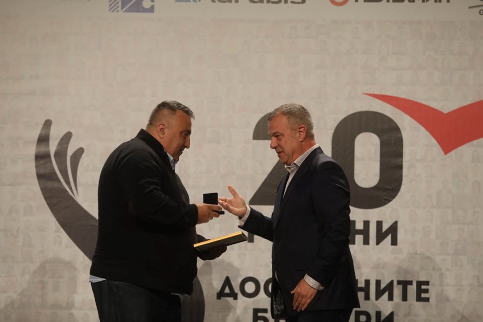 Генералният директор на БНТ Емил Кошлуков връчи наградата на Кръстьо Буцев, който заедно с Георги Соваджиев спасяваше от катастрофата на пътя Тополовград – Свиленград.