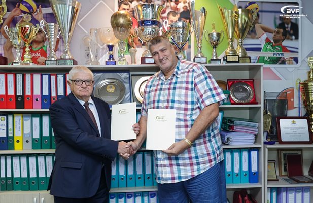 Петър Кънев и Любомир Ганев по време на подписването на новия договор за подкрепа на женското направление в българския волейбол и конкретно за волейболната лига за жени.

СНИМКА: БФВ