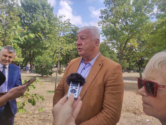 Здравко Димитров обяви, че това е последната му първа копка като кмет на Пловдив. Снимка: Радио Пловдив
