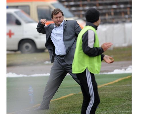 Треньорът на "Славия" Вили Вуцов се радва на изравнителното попадение.
