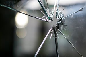 Задържаха 13-годишно, счупило прозорец на градски рейс в Бургас с камък