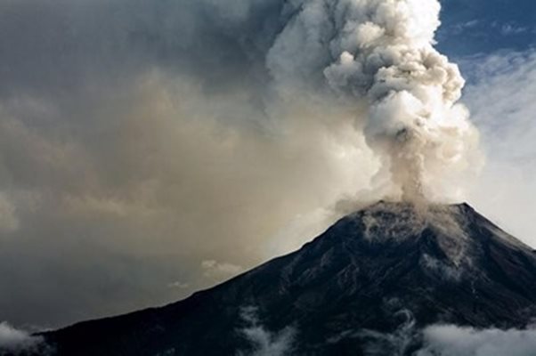 Вулканът Ибу отново изригна - изхвърли пепел на два км височина