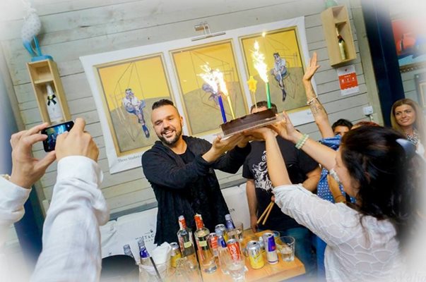 Графа по време на рождения си ден в заведение в Лозенец. СНИМКИ: ФЕЙСБУК, “ХАСИЕНДА” И АРХИВ