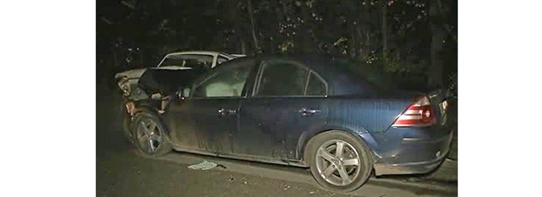 Тримата мъже са убити на пътя, докато се опитват да извадят катастрофирала кола